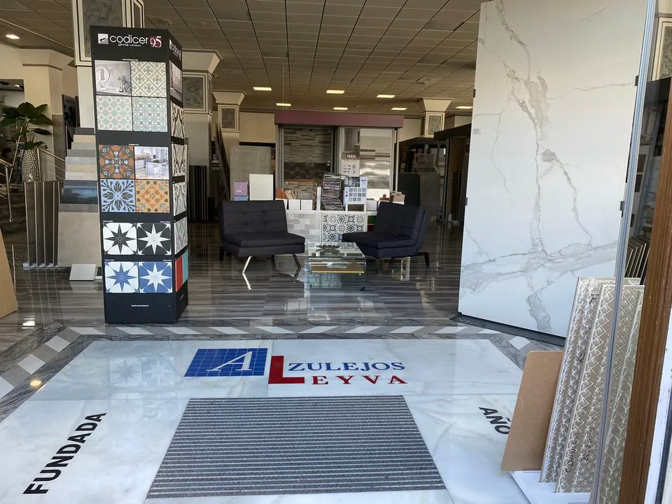 Entrada y exposición de Azulejos Leyva en Guadix