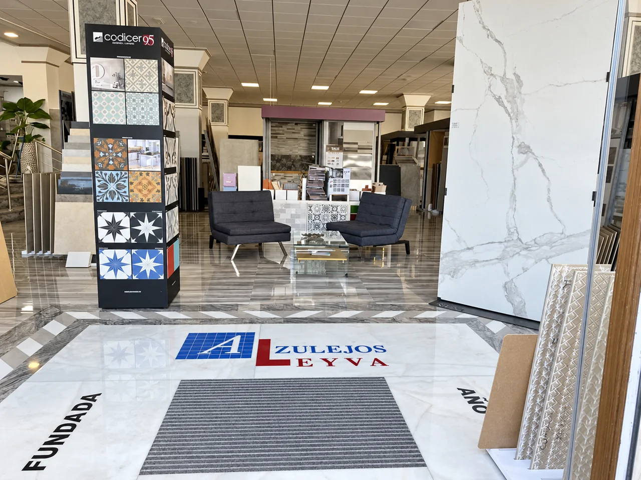 Exposición real de Azulejos Leyva en Guadix, con fotografías retocadas para equilibrar la luz.